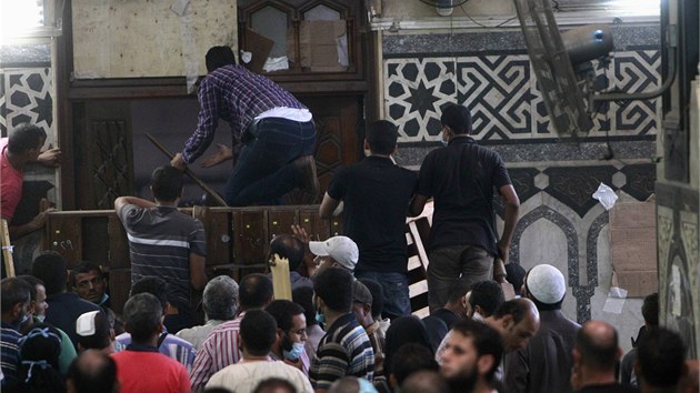 Stoupenci Muslimskho bratrstva se zabarikdovali v meit v centru Khiry. (17. srpna 2013)