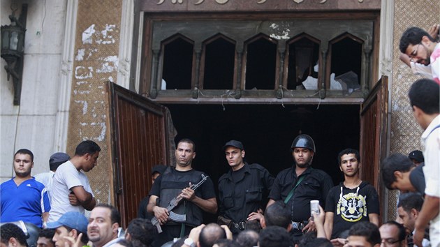 Bezpenostn sloky ste vchod do meity v centru Khiry. (17. srpna 2013)