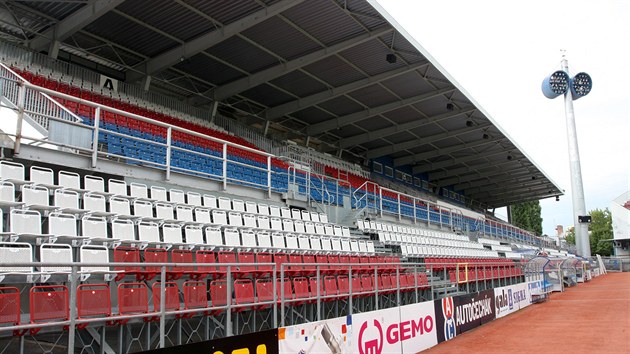 NEJSTARŠÍ MÍSTA. Nejstarší tribuna Androva stadionu pochází z roku 1977 a v roce 1998 prošla rekonstrukcí. Poskytuje místo pro 3208 diváků.