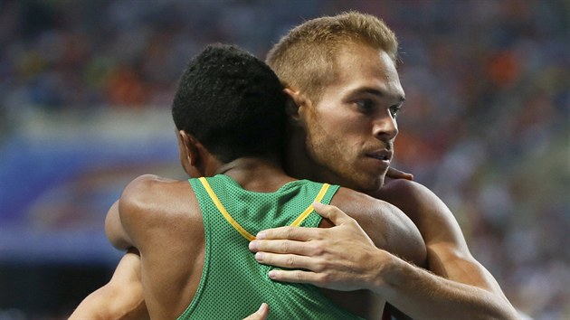 RIVALOV V OBJET. Stbrn Amerian Nick Symmonds (vpravo) a vtzn Mohammed Aman z Etiopie v cli zvodu na 800 metr.