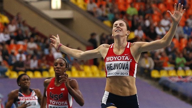 DOKÁZALA TO. Zuzana Hejnová na MS v Moskv vítzí v závod na 400 metr...
