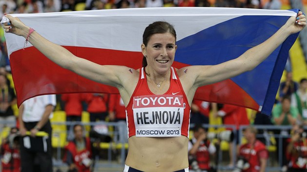 S VLAJKOU. Zuzana Hejnov po triumfu na MS v Moskv v zvod na 400 metr pekek.