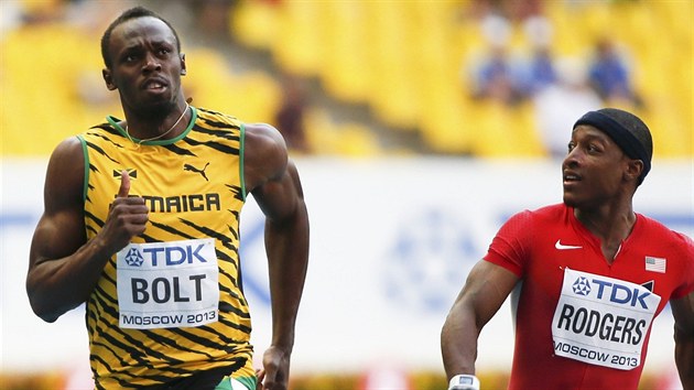 Usain Bolt (vlevo) probh vtzn clem semifinlovho bhu na 100 metr. Vpravo Amerian Rodgers.