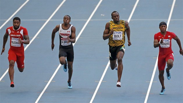 Usain Bolt (druh zprava) v semifinlovm bhu na 100 metr.