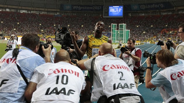 Mistr svta v bhu na 100 metr Usain Bolt pzuje fotoreportrm.