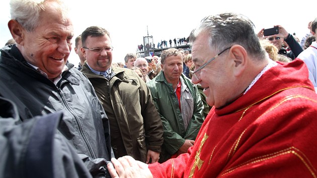 Prezident Milo Zeman se na Snce setkal s kardinlem Dominikem Dukou, kter tam slouil svatovavineckou mi.