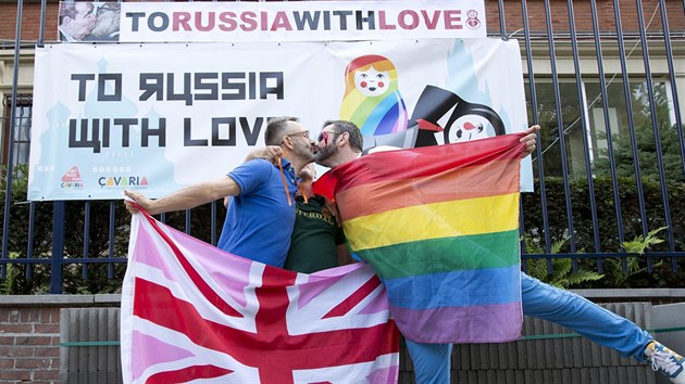 V belgickch Antverpch se na protest proti ruskmu homofobnmu zkonu ped ambasdou lbali.