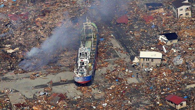 Leteck snmek na rybskou lo, kterou tsunami odnesla 750 metr od pstavu, je z bezna 2011, tedy krtce po katastrof.