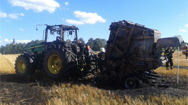 U Vlic na Jesenicku zaal hoet zemdlsk stroj a plameny nsledn peskoily i na traktor, kter ho thl. I pes zsah hasi se celkov koda vyplhala na 4,35 milionu korun.