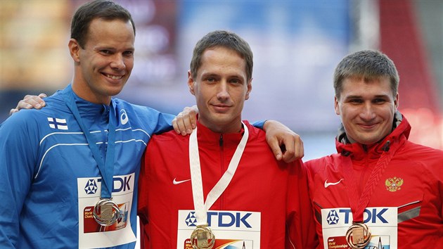 TI NEJLEP. esk otpa Vtzslav Vesel se zlatou medail a ve spolenosti stbrnho Tera Pitkmkiho (vlevo) z Finska a bronzovho Dmitrije Tarabina z Ruska.