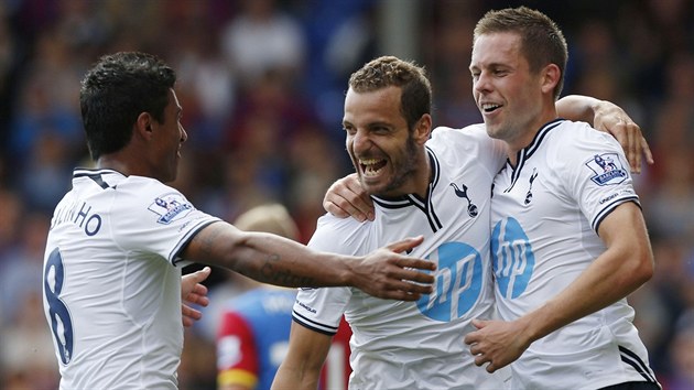 Paulinho, Roberto Soldado a Gylfi Sigurdsson (zleva) slav gl Tottenhamu.