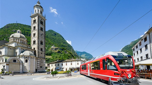 Tirano, vlak Bernina Express zde kiuje nmst
