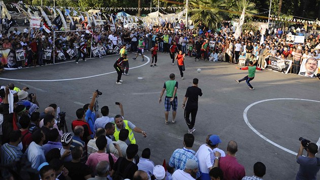 FOTBAL! Fotbalov zpas mezi dvma tbory demonstrant sledovali tisce lid. 