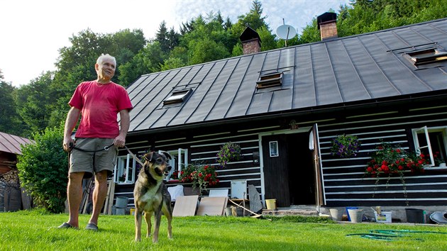 Jaroslav vorc ped svou roubenkou ve Svobod nad pou, kudy se pehnala ervnov povode (12.8.2013).