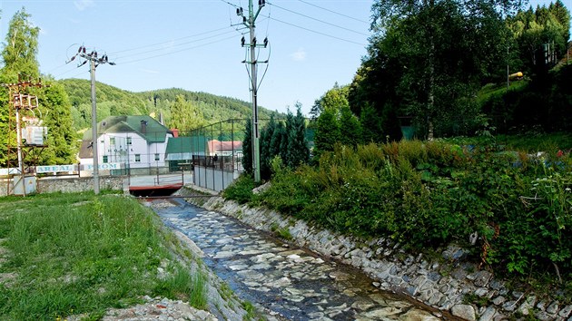 Koryto eky ve Svobod nad pou dva msce po povodni, kamen odtud museli vybagrovat (12.8.2013).