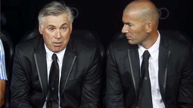 SLAVN DVOJICE NA LAVICE REALU MADRID. Trenr Carlo Ancelotti a legendrn zlonk Zinedine Zidane.