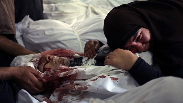 Egypanka truchl nad tlem mrtvho, kter zahynul pi stedench stetech pvrenc sesazenho prezidenta mursho s egyptskmi ozbrojenmi slokami (15. srpna 2013)