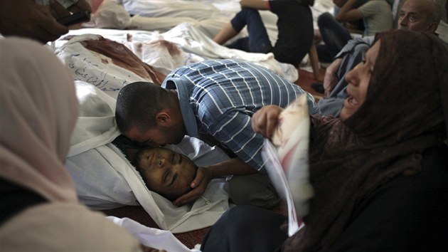 Egypan truchl nad tly svch mrtvch pbuznch, kte zahynuli ve stedu pi stetech pvrenc sesazenho prezidenta Mursho s armdou v Khie (15. srpna 2013).