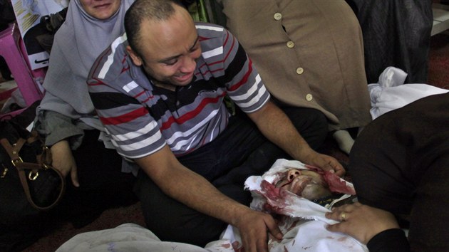 Egypan truchl nad tly svch mrtvch pbuznch, kte zahynuli pi stedench bojch mezi pvrenci sesazenho prezidenta Mursho s armdou (15. srpna 2013).