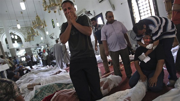 Egypan truchl nad tly svch mrtvch pbuznch, kte pili o ivot pi stetech s egyptskou armdou (15. srpna 2013).