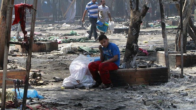 Egyptsk chlapec sed v ruinch tbora pobl meity Rbaa al-Adavja (15. srpna 2013).