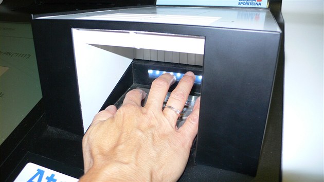 PIN se zadává na klávesnici, která je z bezpečnostních důvodů umístěná v tunýlku.