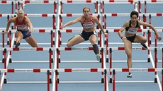 Česká vícebojařka Eliška Klučinová (uprostřed) v rozběhu na 100 metrů překážek.