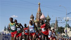U RUDÉHO NÁMSTÍ. Momentka z maratonu na ampionátu v Moskv.