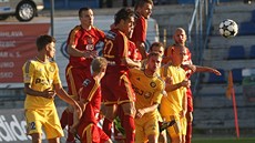 VYSKAKUJÍCÍ ZE�. Jihlav�tí hrá�i zahrávají standardní situaci.