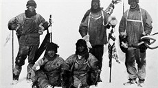 Fotografie z 18. ledna 1912 zachytila všechny členy expedice Terra Nova. Zleva:...