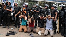 Stety mezi Mursího stoupenci a policií jsou hláeny i z mst Mínji a Asijútu...