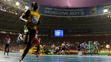 JAKO BLESK. Usain Bolt dobíhá na prvním míst ve finále sprintu na 100 metr v...