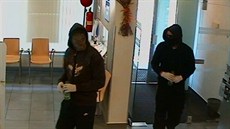 Dva maskovaní mladí mui vstoupili do banky v táborské ulici Kpt. Nálepky....