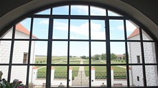 Zámek ve Val�i na T�ebí�sku byl zarostlou ruinou, kdy� se jej podnikatel Bronislav Vala rozhodl koupit a opravit. Za obnovu zámku získal nejedno presti�ní ocen�ní.