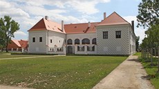 Zámek ve Val�i na T�ebí�sku byl zarostlou ruinou, kdy� se jej podnikatel Bronislav Vala rozhodl koupit a opravit. Za obnovu zámku získal nejedno presti�ní ocen�ní.