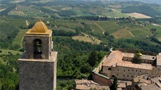Torre Rognosa. Vpravo vzadu je bývalý hrad, pemnný pozdji na dominikánský...