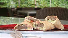 Grilovaná jehn��í kofta s tahini omá�kou v tortille