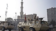 Egyptská armáda střeží klíčovou mešitu Rábaa al-Adavíja. (16. srpna 2013)