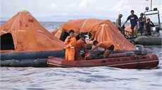 Záchranái na míst nehody trajektu na Filipínách (17. srpna 2013)