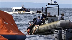 Záchranái vytahují z vody pasaéry potopeného trajektu(17. srpna 2013)