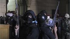 Bezpenostní sloky zasahují v káhirské meit. (17. srpna 2013)