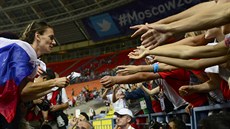 DEJ NÁM AUTOGRAM. Jelena Isinbajevová rozdává podpisy nadeným ruským fanoukm.