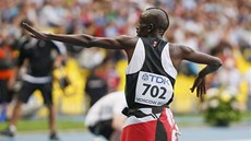 Ezekiel Kemboi slaví v keské vlajce svtový triumf ve stýplu. 