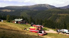 Experti zasahují v Peci pod Snkou u chaty Severka, kde nael její majitel pod koly svého vozu nastraenou bombu