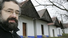 Starosta Vlčnova Jan Pijáček před vinařskými sklepy zvanými "búdy".
