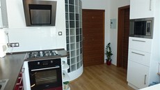 Luxfery vpou�t�jí denní sv�tlo do koupelny.