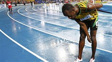 Jamajský král sprintu Usain Bolt  se po triumfu v bhu na 100 metr klaní...