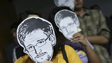 Lidé s maskami Edwarda Snowdena přišli podpořit amerického novináře Glenna...