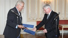 Premiér Jií Rusnok pedává prezidentu Zemanovi demisi vlády.