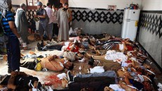 Podlaha mešity Rábaa al-Adavíja je pokrytá těly zabitých příznivců svrženého...